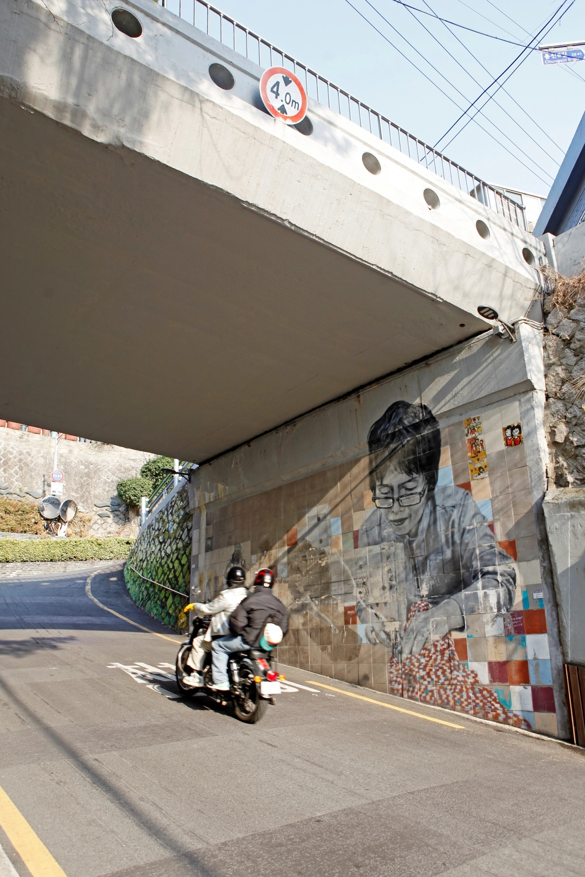 서울 종로구 이화달팽이길 고가 아래에는 창신동 봉제공장의 역사를 표현한 봉제사 벽화가 그려져 있다.