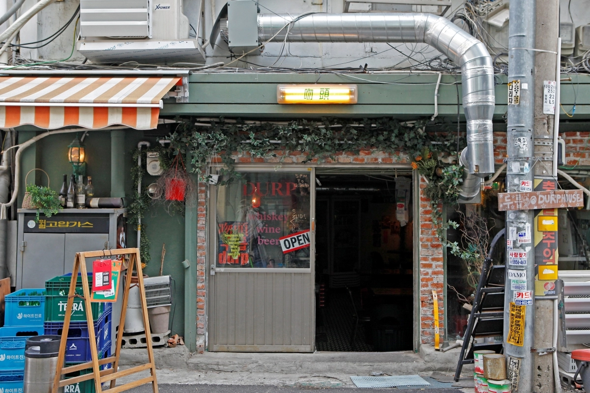 중구 방산시장 ‘그래서’ 책방은 방산종합상가 안에 여느 사무실이나 작업실과 이웃해 자리잡았다. 상인들이 나눠 주는 자투리 종이는 ‘그래서 워크숍’의 재료가 되기도 한다.