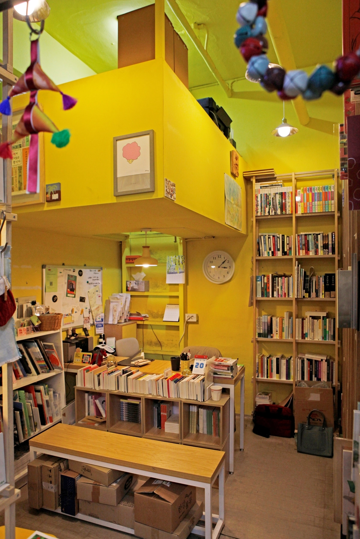 ‘그래서’ 책방 내부 공간은 자그마하지만 책방에서 일어나는 일들은 상상 이상으로 다채롭다.