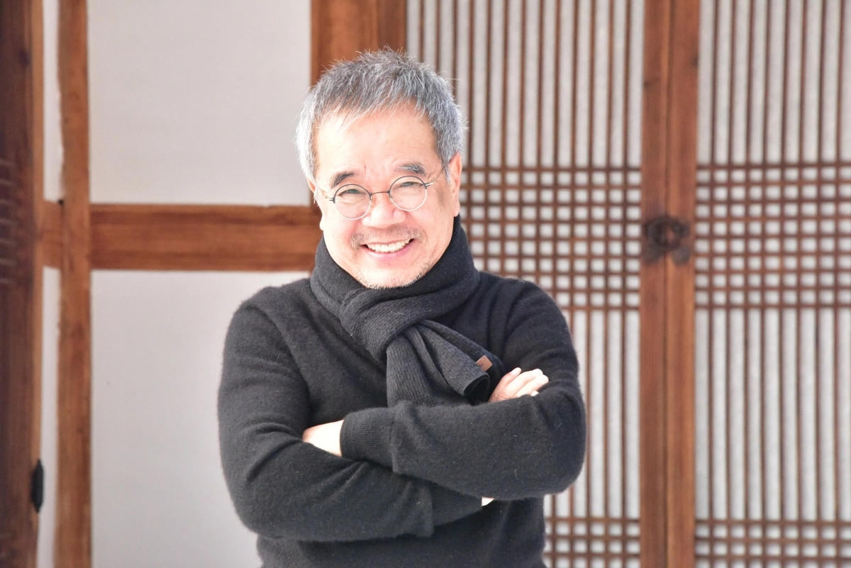 ‘섬진강 시인’ 김용택의 새 시집 ‘그날의 초록빛’에서는 세상을 물끄러미 바라보며 시를 기다리는 시인의 태도가 엿보인다. 문명을 직설적으로 비판하는 대목은 시원하게 읽힌다. 시인 제공