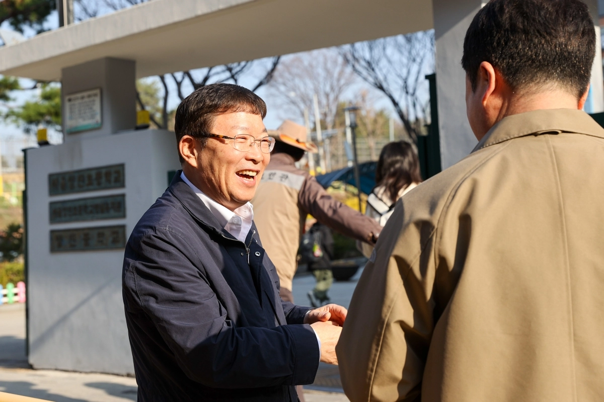 김경호 서울 광진구청장이 지난 25일 광장동 양진초 앞에서 학부모와 대화하고 있다.   광진구 제공