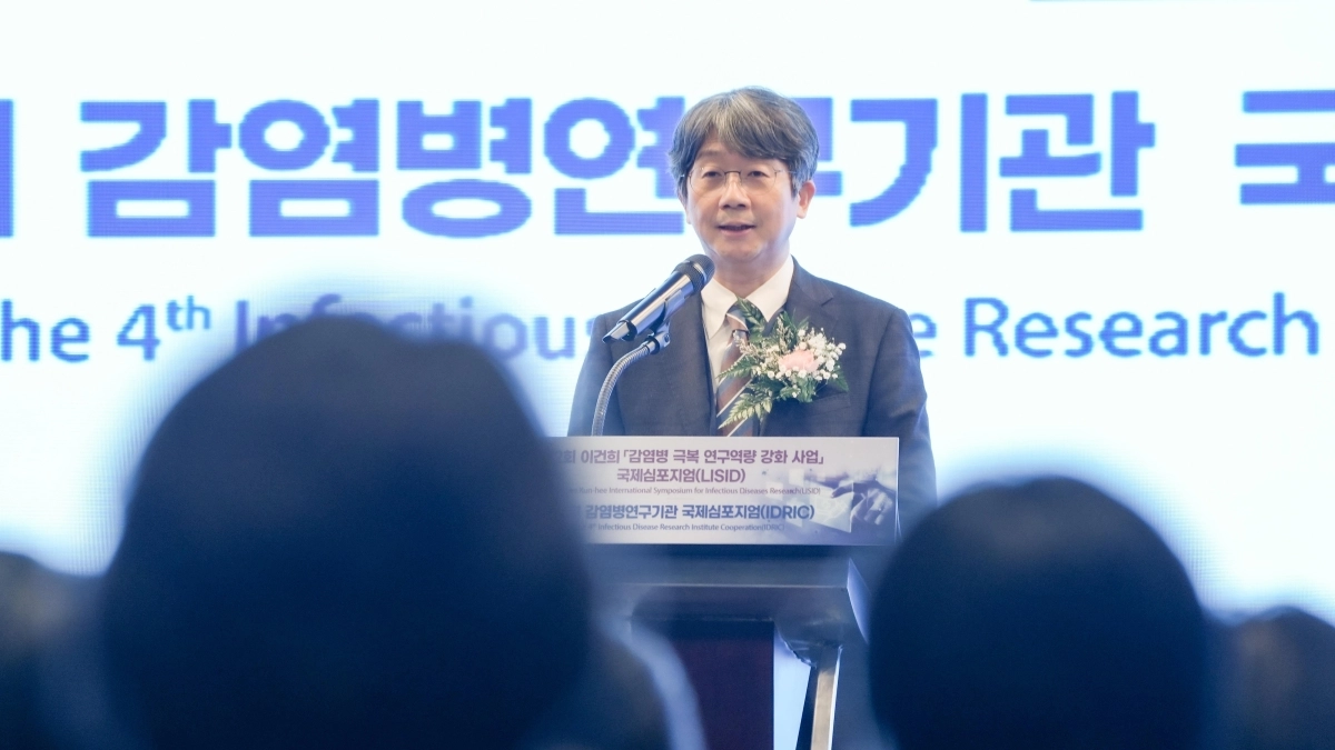 임승관 질병관리청장이 26일 서울 종로구 JW메리어트 동대문스퀘어서울에서 열린 ‘제4회 감염병 연구기관 국제심포지엄’에서 인사말을 하고 있다. 질병관리청 제공