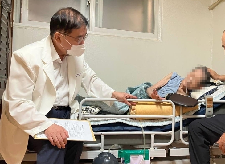 27일부터 전국 229개 시군구에서 ‘통합돌봄’ 본사업이 시행된다. 사진은 시범사업 기간이던 지난해 8월 서울 중랑구에서 재택의료센터 의료진이 어르신 자택을 찾아 통합돌봄 핵심 서비스인 방문진료를 하는 모습.  서울신문DB