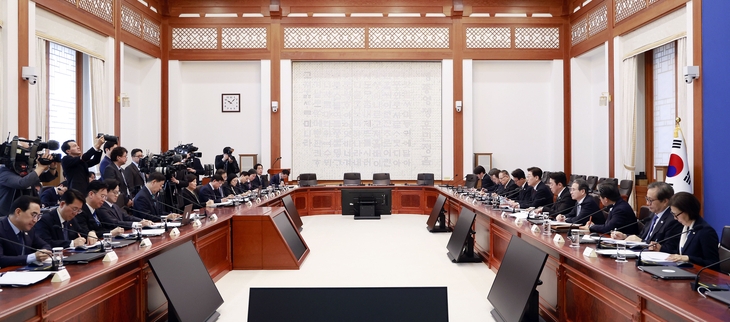 26일 청와대에서 이재명 대통령 주재로 제2차 비상경제점검회의가 진행되고 있다.  연합뉴스