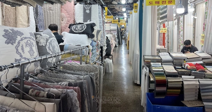 썰렁한 동대문시장 원단 상가