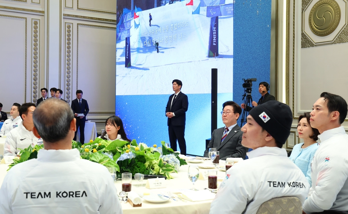 이제혁을 비롯한 패럴림픽 대표단과 이재명 대통령이 지난 20일 청와대 영빈관에서 선수들의 대회 활약상을 담은 영상을 시청하는 모습. 연합뉴스