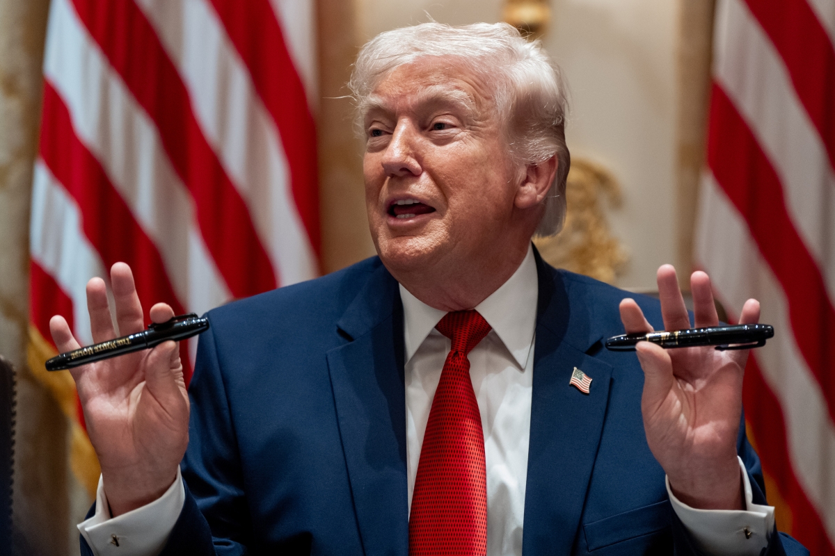 도널드 트럼프 미국 대통령이 26일(현지시간) 워싱턴 백악관에서 열린 각료회의에서 발언하며 샤피 펜을 들어 보이고 있다. AP 뉴시스