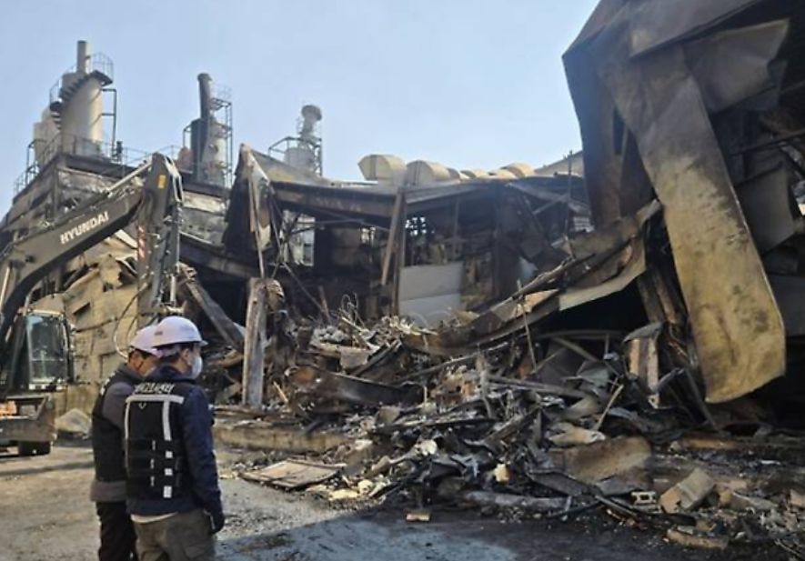 화재로 대전 대덕구 문평동 안전공업 공장 건물이 무너져 내려앉아 있다. 서울신문 DB