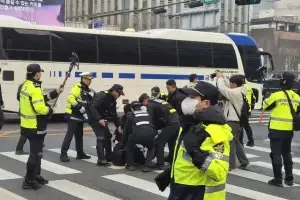 전장연 ‘버스 탑승 시위’…출근길 광화문사거리 승강장 마비