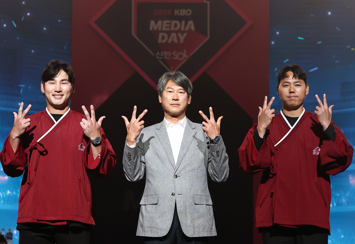 키움 히어로즈 임지열(왼쪽)과 하영민(오른쪽)이 개량한복을 입고 26일 서울 송파구 롯데호텔 월드에서 열린 2026 신한 SOL KBO 리그 미디어데이에서 설종진 감독과 함께 포즈를 취하고 있다. 2026.3.26 연합뉴스