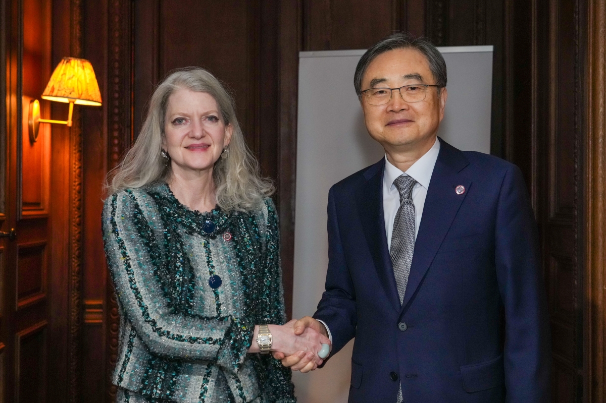 조현(오른쪽) 외교부 장관과 앨리슨 후커 미 국무부 정무차관이 26일(현지시간) 프랑스에서 열린 주요 7개국(G7) 외교장관회의에서 만나 악수하고 있다. 외교부 제공