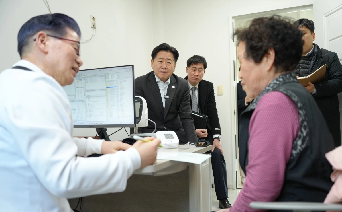 오영훈 제주지사가 지난 9일 오후 서귀포시 안덕면 제주형 건강주치의 수행 의료기관인 안덕의원을 방문해 진료하는 모습을 직접 점검하고 있다. 제주도 제공