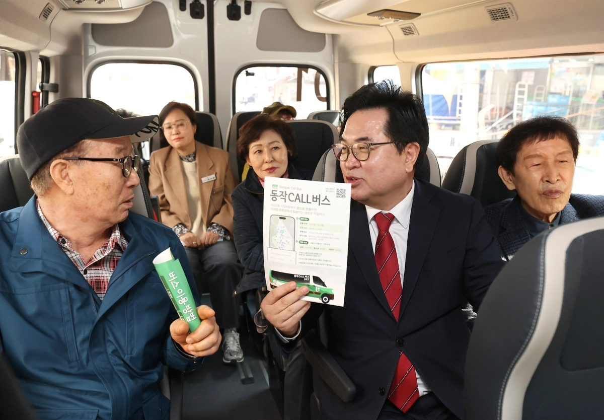 박일하(왼쪽 두번째) 동작구청장이 지난 16일 사당4동 주민들과 함께 동작콜버스를 시승하고 있다.  동작구 제공