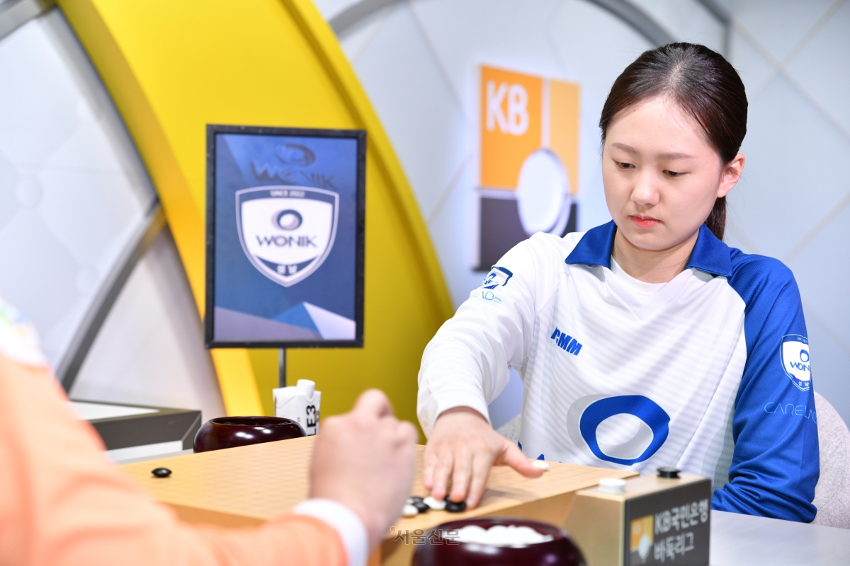 원익 김은지 9단이 26일 서울 성동구 마장로 한국기원 바둑TV 스튜디오에서 열린 2025~26 KB국민은행 바둑리그 챔피언결정전 1차전에서 울산 고려아연 류민형 9단과 대국을 펼치고 있다. 2026.3.26 한국기원 제공
