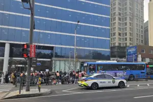 출근길 광화문 버스 멈춰 세운 전장연…“이동권 보장” vs “교통 마비” 충돌