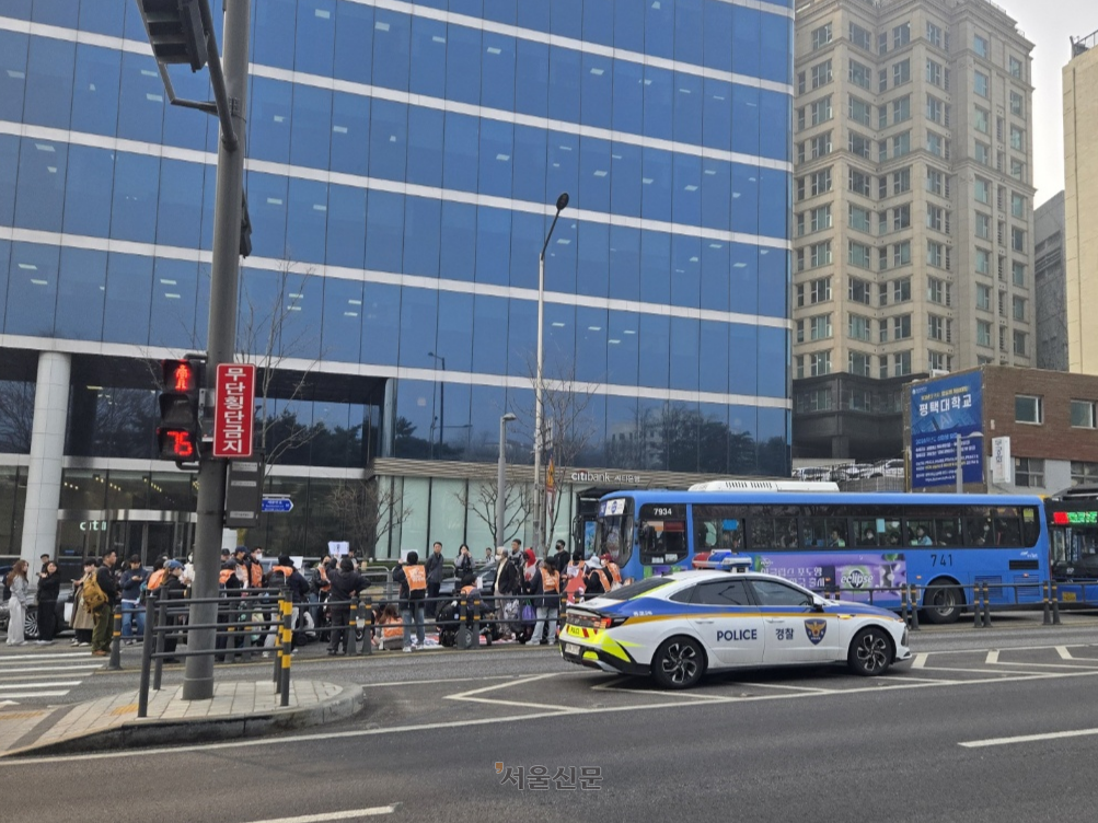 전국장애인차별철폐연대(전장연)가 27일 출근길 서울 종로구 광화문 버스 승강장에서 ‘탑승 시위’를 벌이고 있다. 독자 제공