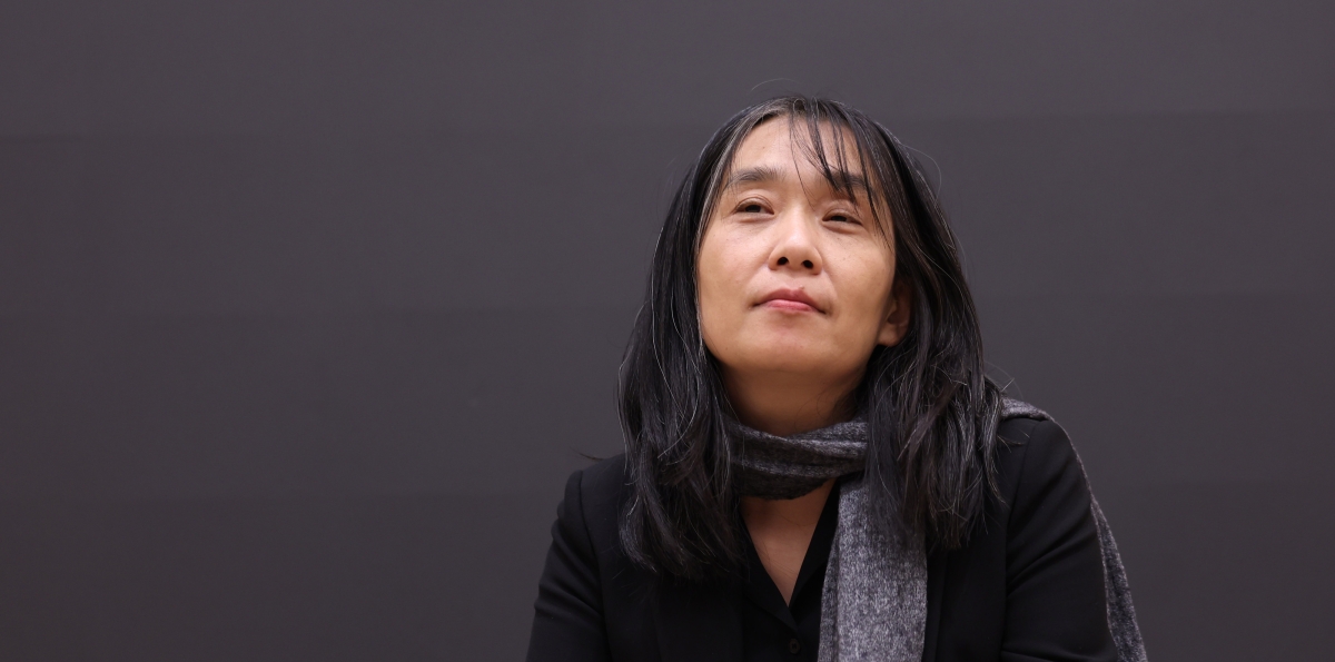 노벨문학상을 수상한 한강이 11일(현지시간) 스웨덴 스톡홀름 스웨덴어판 출판사인 ‘나투르 오크 쿨투르’에서 열린 한국 기자단과의 기자간담회에 참석하고 있다. 2024.12.11뉴스1