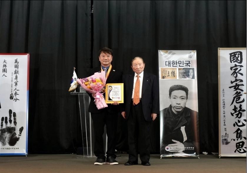 지난 26일 최훈종 의원이 제13회 대한민국 국민대상 시상식에서 지방자치행정부문 지역발전 혁신공로대상을 수상한 뒤 기념촬영을 하고 있다. 최훈종 의원실 제공