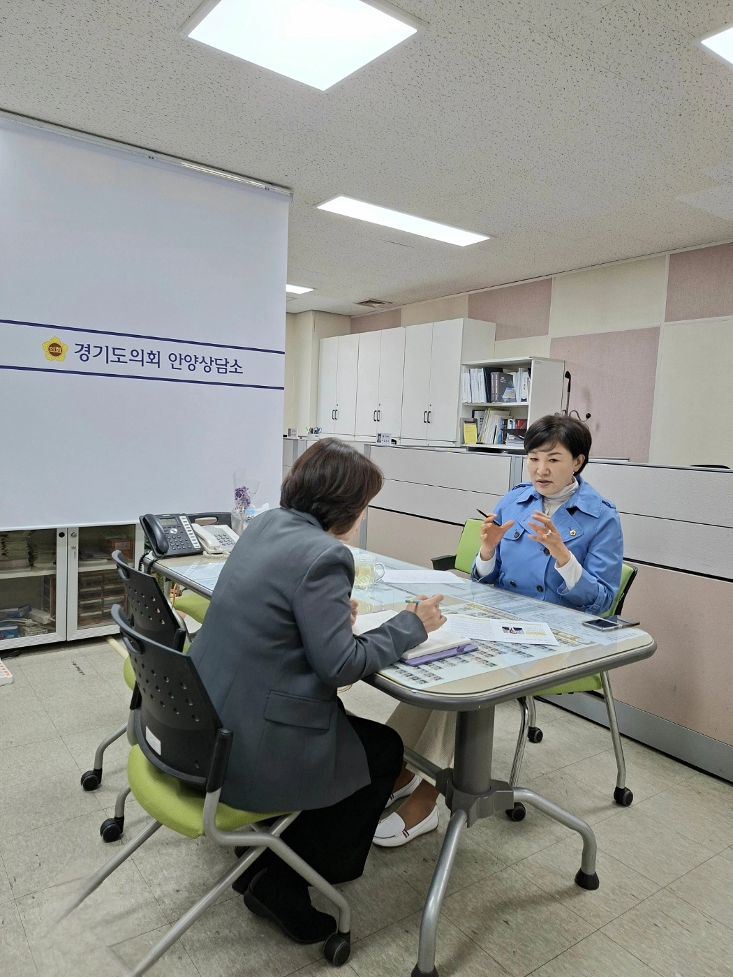 이채명 의원이 26일 의회 안양상담소에서 안양시청 관계자하고 정책의 연결과 균형을 통해 청년이 머룰 수 있는 도시를 위한 정책방안을 논의하고 있다.(사진=경기도의회)