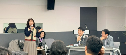 서울 노원구에서 활동하는 사회복지사가 지난해 12월 노원구청에서 열린 통합돌봄 정책포럼에서 참석자와 대화하고 있다.  노원구 제공