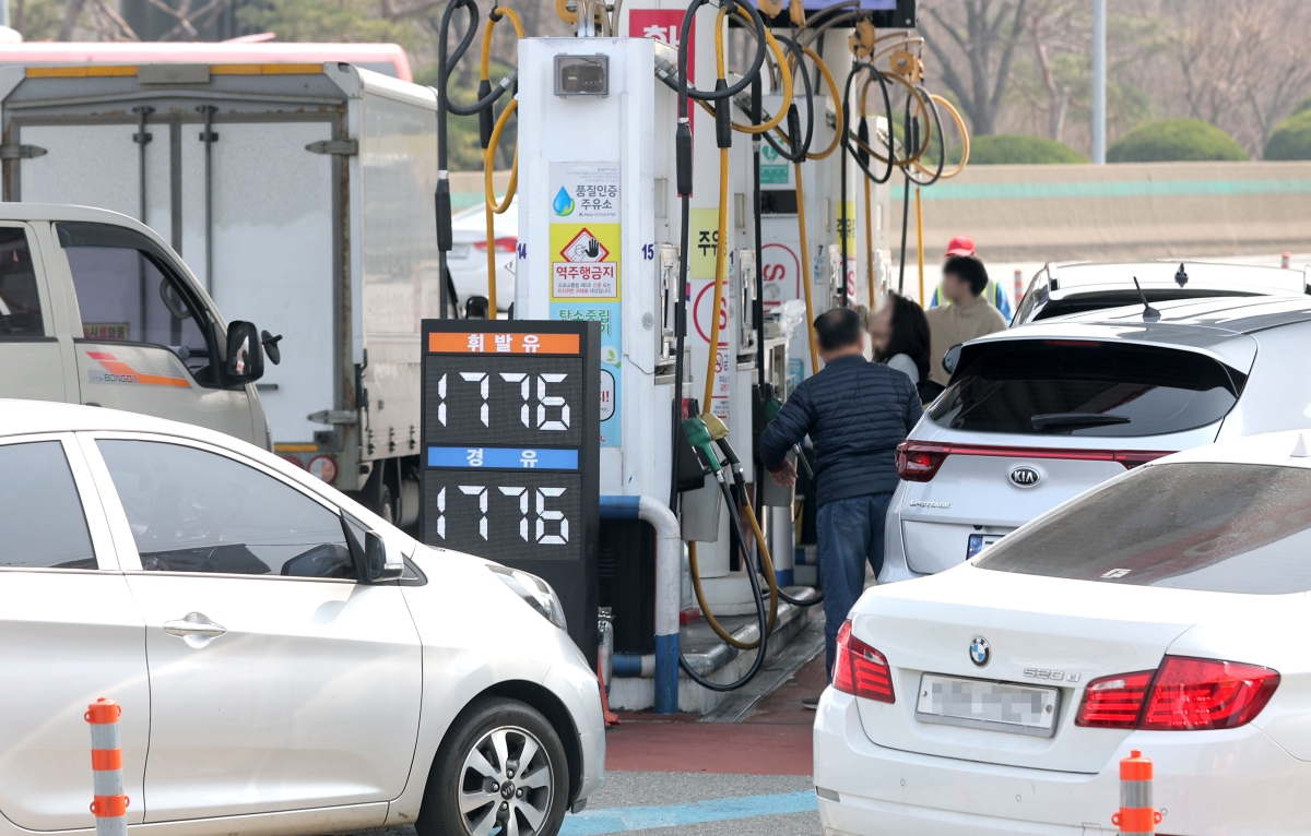 정부, 유류세 인하 폭 확대     (서울=연합뉴스) 류영석 기자 = 정부가 중동전쟁의 충격을 줄이도록 유류세 인하 폭을 확대하는 등 민생 안정 대책을 추가로 실행하기로 한 가운데 26일 서울 서초구 만남의광장 주유소에서 차량들이 주유를 위해 줄지어 대기하고 있다.     현재 휘발유, 경유의 유류세를 각각 7%, 10% 인하하고 있는데 인하 폭을 27일부터 15%, 25%로 각각 확대한다. 이에 따라 부가가치세를 포함한 리터당 유류세는 휘발유가 763원에서 698원으로 65원 감소하고, 경유는 523원에서 436원으로 87원 줄어든다. 2026.3.26     ondol@yna.co.kr