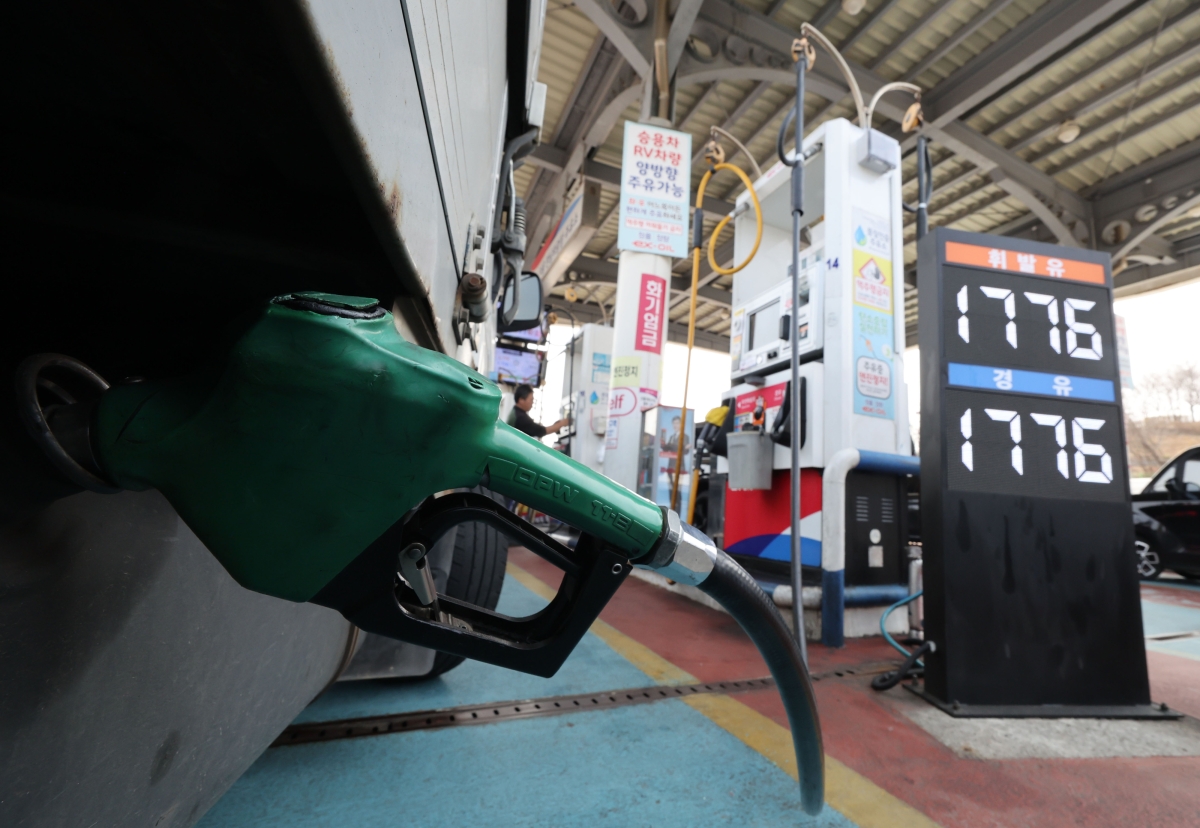 2차 석유 최고가격제 발표 앞두고 유가 상황은?     (서울=연합뉴스) 류영석 기자 = 2차 석유 최고가격제 발표를 하루 앞둔 26일 서울 서초구 만남의광장 주유소에서 시민들이 주유를 하고 있다.     이날 유가정보시스템 오피넷에 따르면 오전 9시 기준 전국 주유소 평균 휘발유 가격은 L당 1천819.1원으로 전날보다 0.1원 올랐다. 경유 가격은 같은 시각 1천815.1원으로 0.1원 하락했다. 2026.3.26     ondol@yna.co.kr