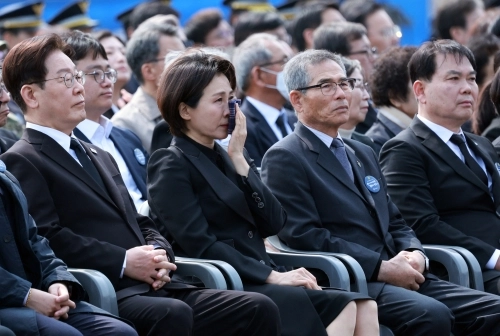 김혜경 여사가 27일 이재명 대통령과 참석한 국립대전현충원에서 열린 서해수호의날 기념식에서 영상을 보며 눈물을 닦고 있다. 2026.3.27 대전 연합뉴스
