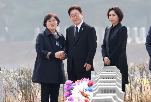 이재명 대통령과 김혜경 여사가 서해수호의 날인 27일 국립대전현충원 한주호 준위 묘역에서 유가족 김말순 여사를 위로 하고 있다. 2026.3.27 대전 연합뉴스