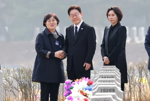 이재명 대통령과 김혜경 여사가 서해수호의 날인 27일 국립대전현충원 한주호 준위 묘역에서 유가족 김말순 여사를 위로 하고 있다. 2026.3.27 대전 연합뉴스