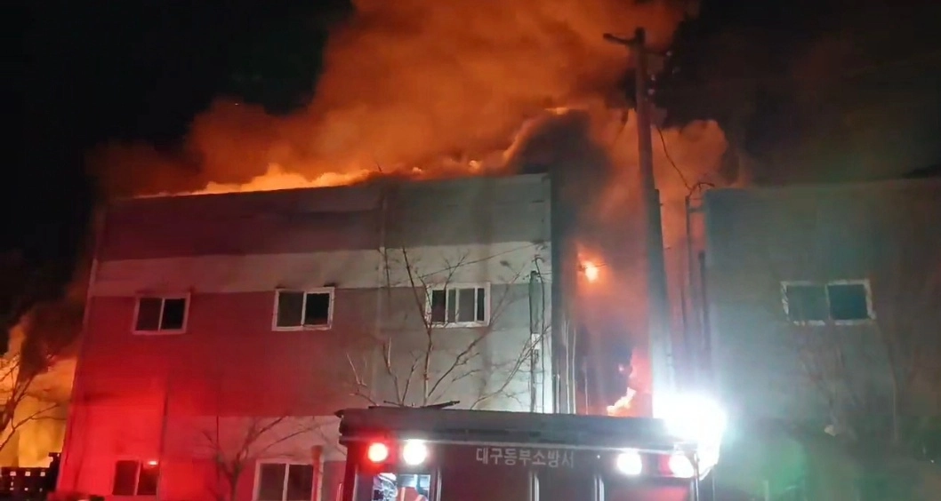 지난 26일 오후 8시 43분쯤 대구 동구 방촌동의 한 조명 제조공장에서 화재가 발생해 불길이 치솟고 있다.