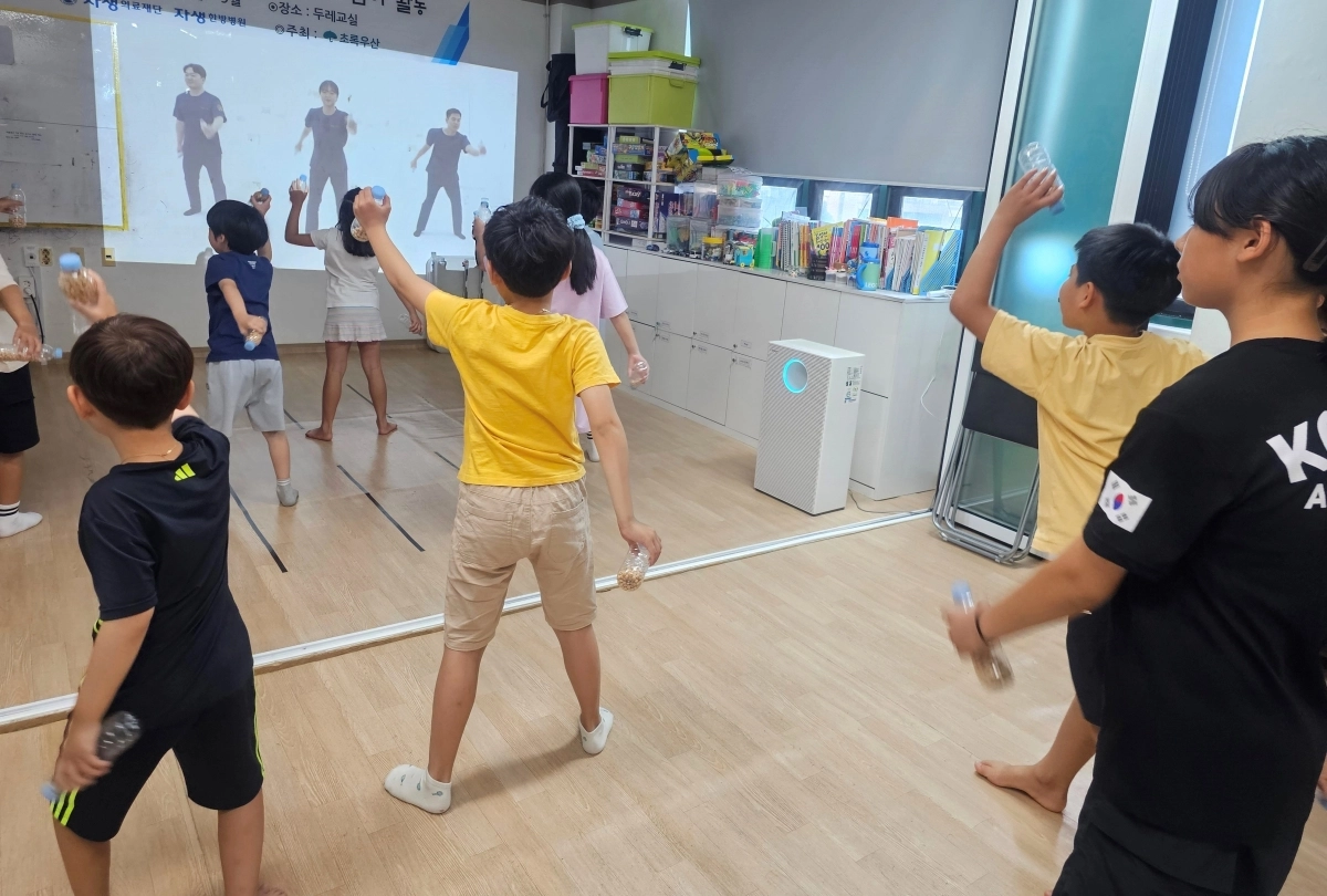 지난해 아동척추건강지킴이 프로그램에 참여한 아이들이 체조를 따라하고 있다.  자생한방병원 제공