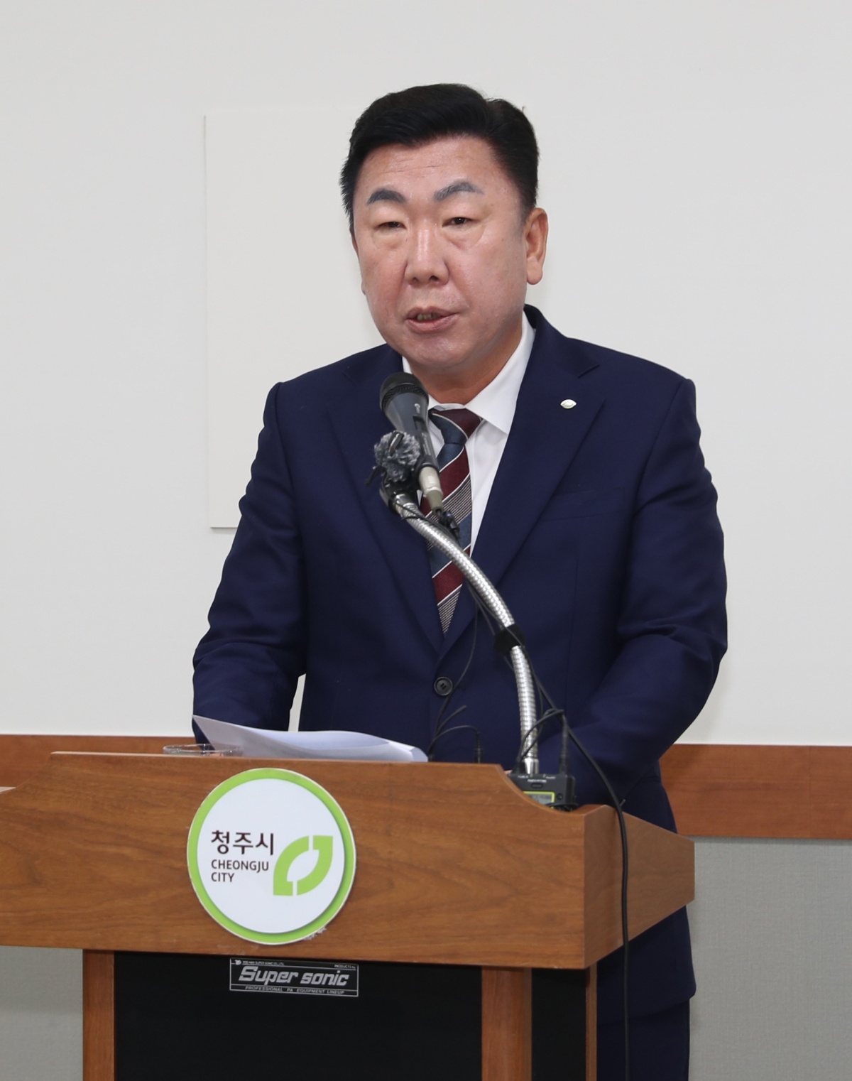 국민의힘 공천에서 배제된 이범석 청주시장이 27일 기자회견을 갖고 있다. 청주시 제공.