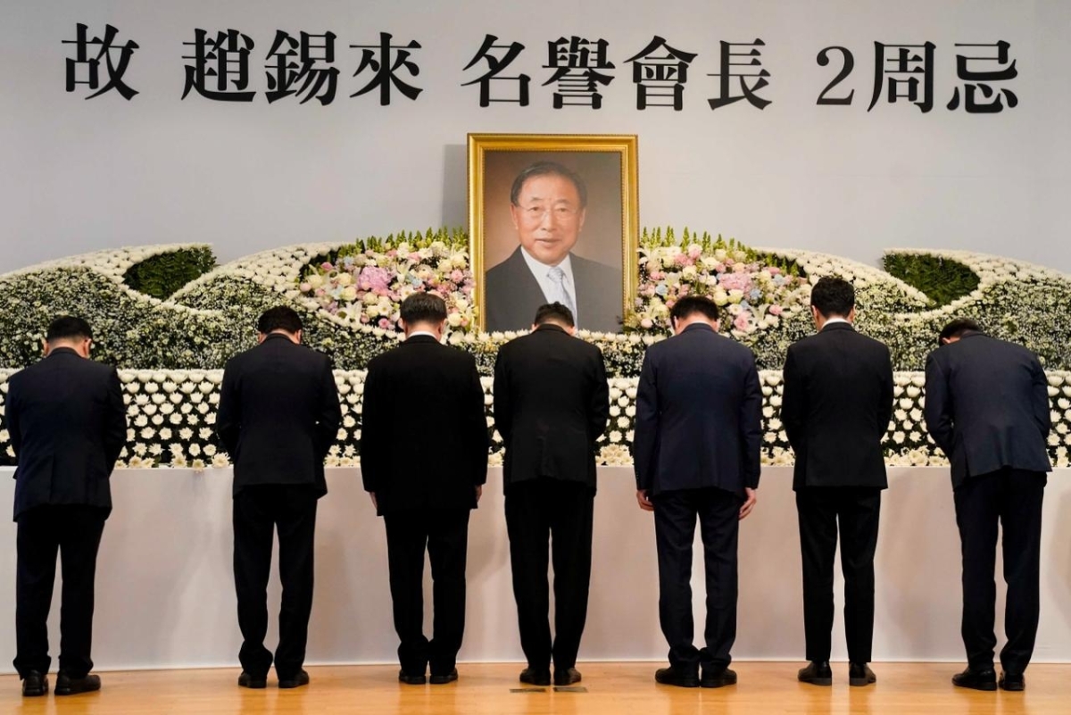 서울 마포구 효성 마포본사에서 27일 열린 고 조석래 효성 명예회장 2주기 추모식에서 효성 임직원들이 헌화 후 묵념을 하고 있다. 효성 제공