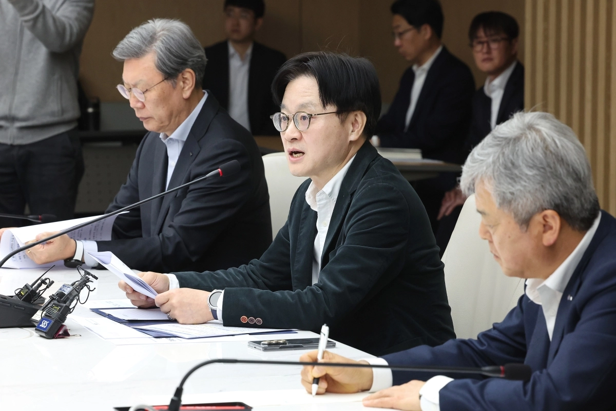 김정관 산업통상부 장관(가운데)이 27일 서울 중구 대한상공회의소에서 중동 전쟁에 따른 공급망 위기 대응 방안을 논의하기 위해 6개 경제단체와의 긴급 간담회를 열고 발언하고 있다. 연합뉴스