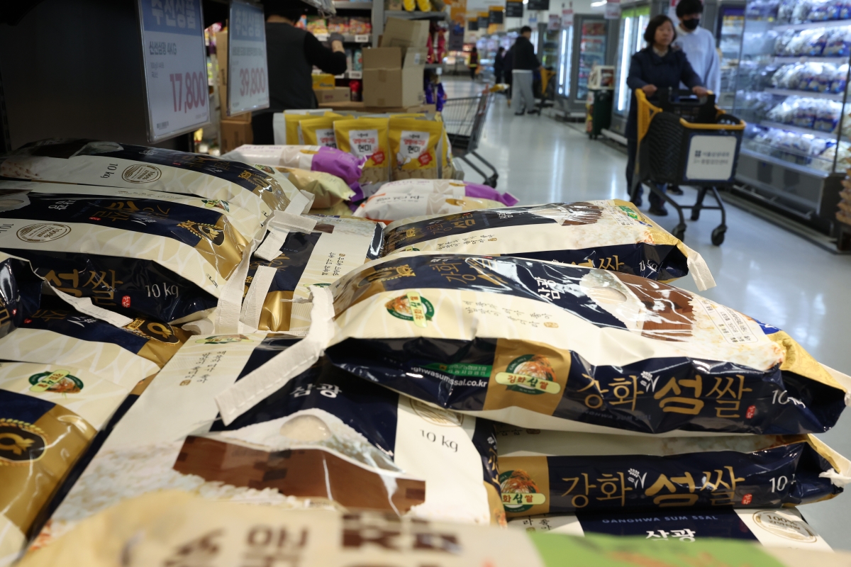 정부, 민생 품목 집중 관리     (서울=연합뉴스) 강민지 기자 = 26일 서울의 한 대형마트에서 시민이 장을 보고 있다.    2026.3.26     mjkang@yna.co.kr