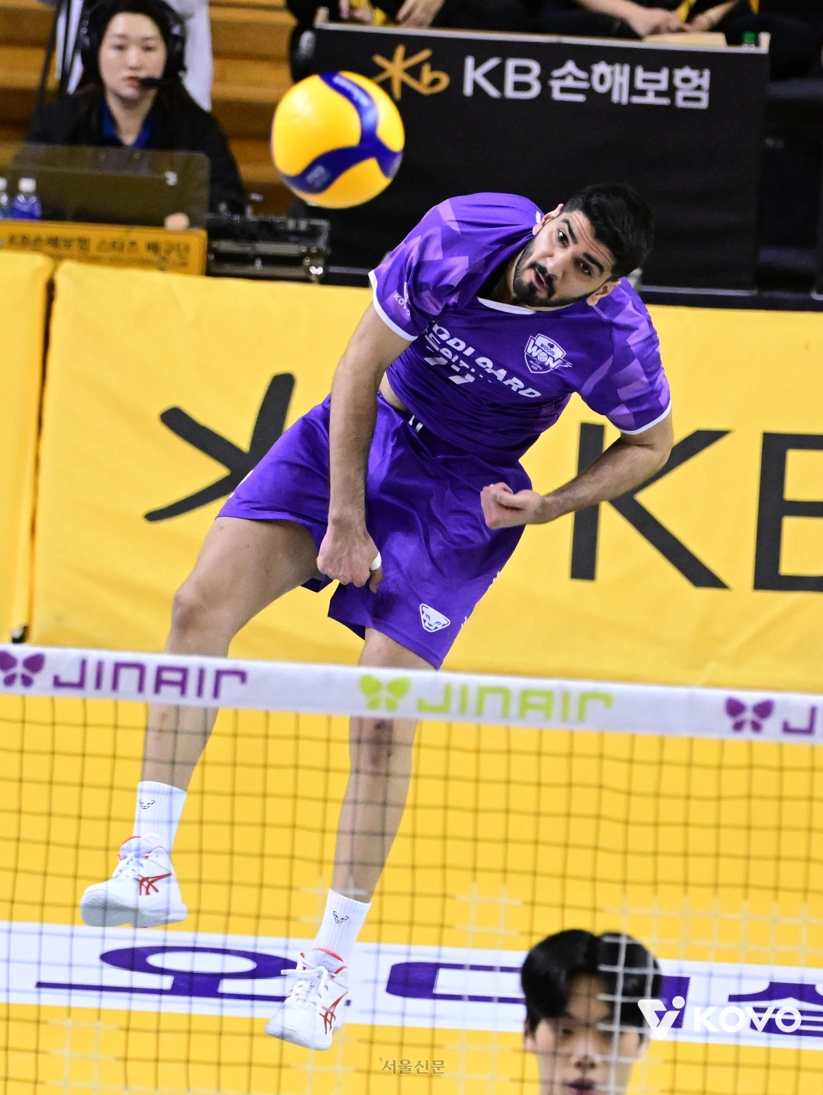 알리 하그파라스트가 25일 경기 의정부시 경민대 기념관에서 열린 진에어 2025~26 V리그 남자부 KB손해보험과 준플레이오프(준PO)에서 강력한 스파이크 서브를 날리고 있다. 2026.3.25 한국배구연맹 제공