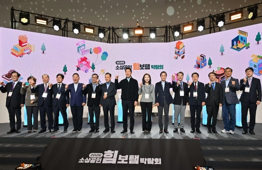 지난 26일 동대문디자인플라자(DDP)에서 개최된 ‘2026 소상공인 힘보탬 박람회’에 참석한 김용호 서울시의원(오른쪽 네 번째)이 오세훈 서울시장, 최호정 서울시의회의장 등 내외빈과 함께 단체 기념촬영을 하고 있다.