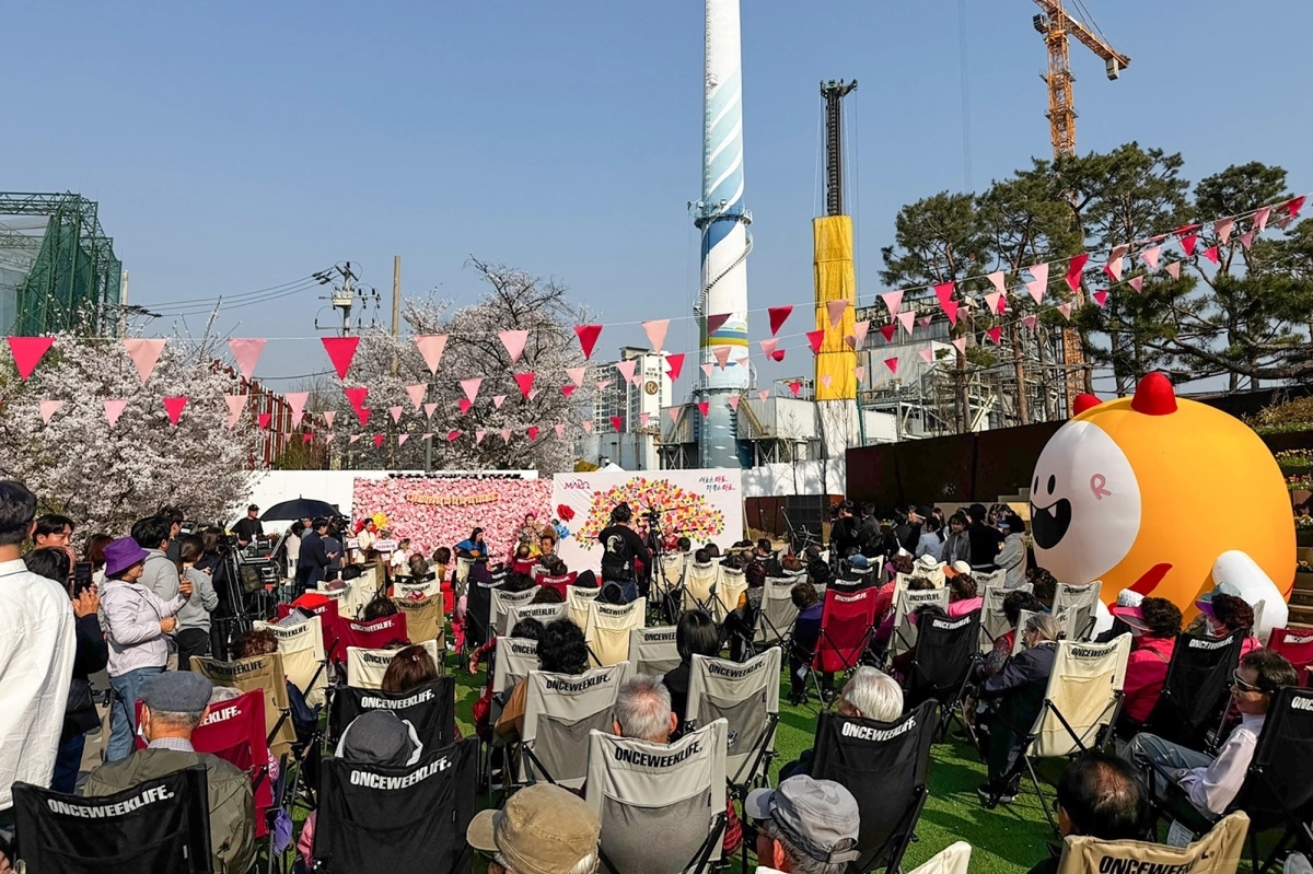 지난해 열린 제1회 마포 벚꽃 페스티벌에서 시민들이 축제를 즐기고 있다. 마포구 제공