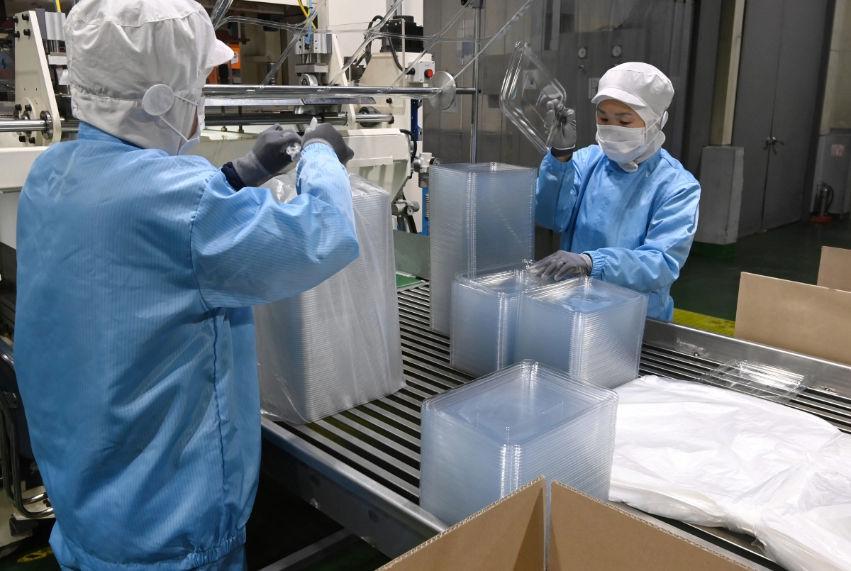 27일 경기 광주시 한 플라스틱 용기 제조업체 모습. 뉴시스