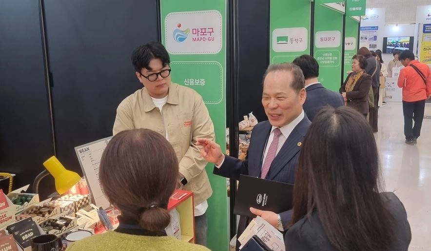 소영철 의원이 박람회 부스를 체험하며 소상공인들과 소통하고 있다.