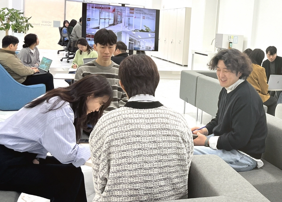호서대 창업전문매니저들이 스타트업 관계자들과 사업화 전략을 논의하고 있다. 호서대 제공