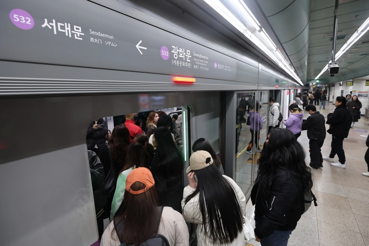 BTS 공연 끝…광화문역 지하철 무정차 해제     (서울=연합뉴스) 서대연 기자 = 그룹 방탄소년단(BTS)이 정규 5집 ‘아리랑’(ARIRANG) 발매를 기념해 무료 공연 ‘BTS 컴백 라이브: 아리랑’(BTS THE COMEBACK LIVE｜ARIRANG)을 마친 21일 서울 5호선 광화문역에서 관객 및 시민들이 지하철에 오르고 있다.  2026.3.21     dwise@yna.co.kr