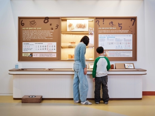 서울역사박물관의 어린이역사박물관에서 관람객이 컨텐츠를 감상하고 있다.  서울시 제공