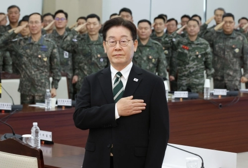 이재명 대통령이 27일 서울 국방부에서 열린 전군주요지휘관회의에서 국기에 경례하고 있다. 2026.3.27 연합뉴스