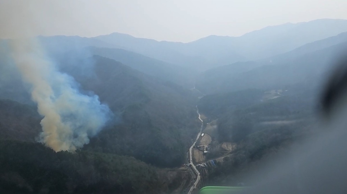 경북 영주시 단산면 마락리 야산에서 27일 발생한 산불. 경북소방본부 제공