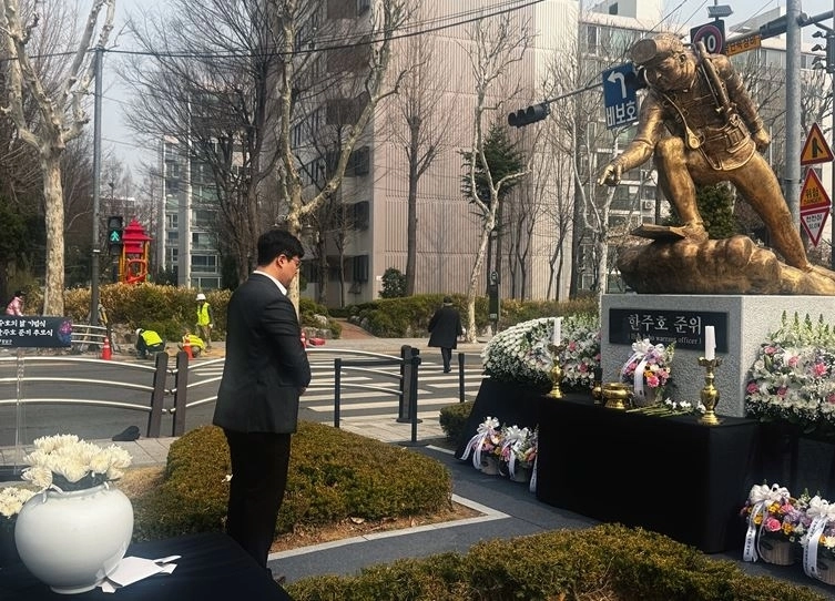 故 한주호 준위 동상 앞에서 묵념 중인 김동욱 서울시의원