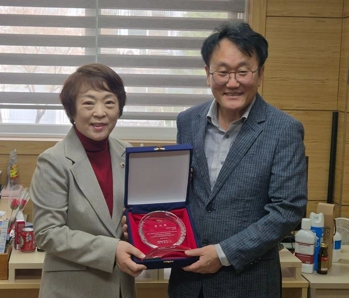 신동원 서울시의원(왼쪽)이 월계종합사회복지관으로부터 감사패를 수여 받고 있다.