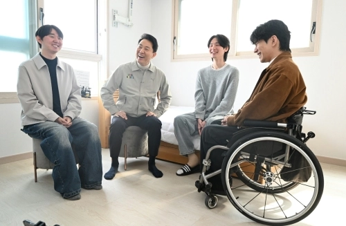 오세훈(왼쪽 두 번째)서울시장이 27일 서해수호의 날을 맞아 위국헌신청년주택에서 부상제대군인들과 대화하고 있다.   연합뉴스