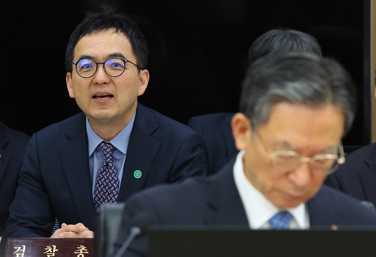 구자현 검찰총장 직무대행이 17일 정부세종청사에서 열린 국무회의에 참석해 있다. 오른쪽은 정성호 법무부 장관. 뉴스1