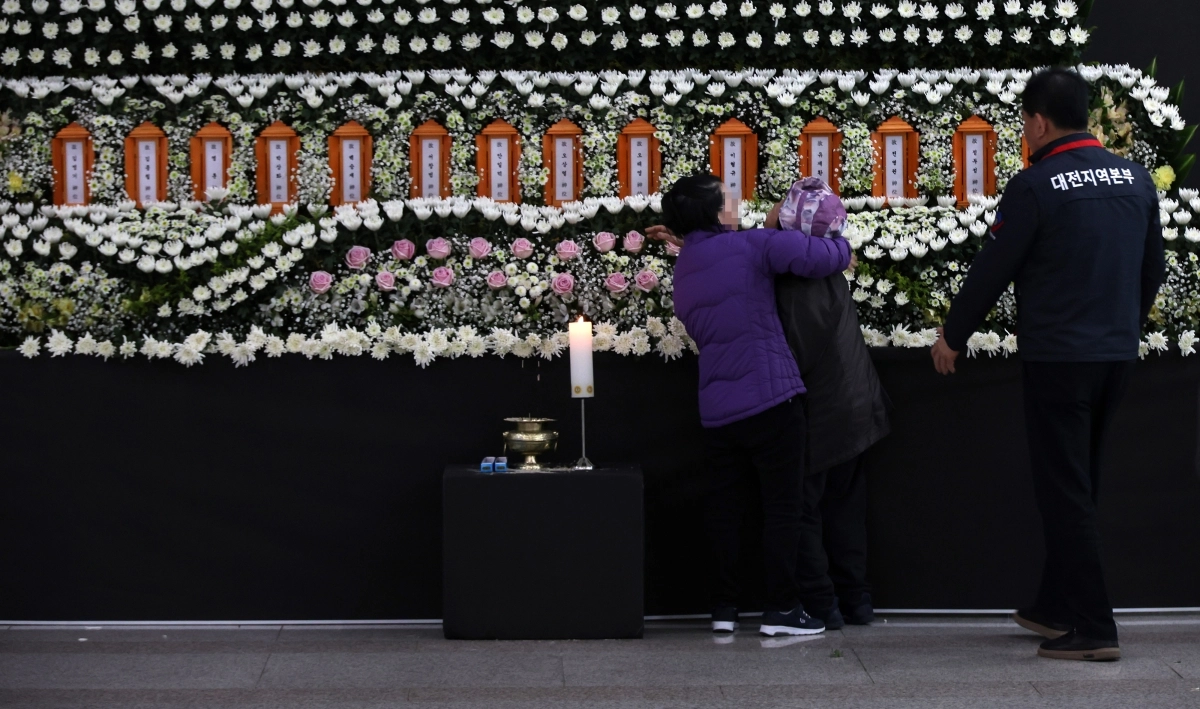 지난 22일 오후 대전시청에 마련된 대전 안전공업 화재 희생자 합동분향소에서 한 유족이 오열하고 있다. 연합뉴스